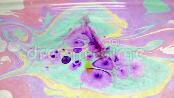 墨水在水里彩色墨水在水中反应形成抽象的云层可用作转换视频的预览图