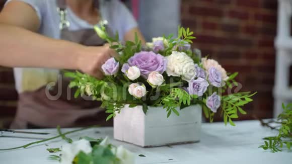 专业花艺师在花艺设计工作室用木盒整理精美的花艺作品视频的预览图