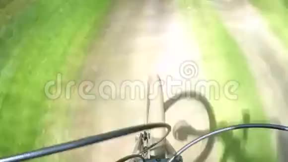 骑着自行车穿过树林看着车轮时光流逝视频的预览图