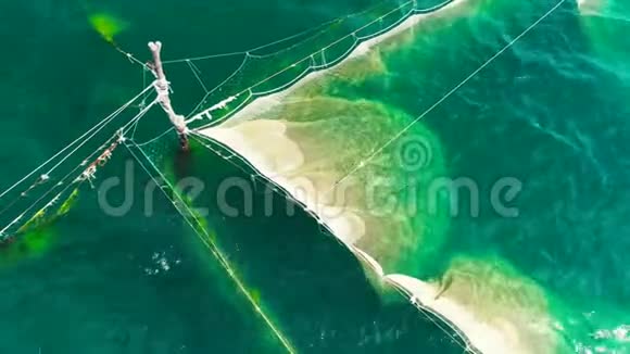 保加利亚瓦尔纳黑海海岸附近海水中的捕鱼网无人机空中观察视频的预览图