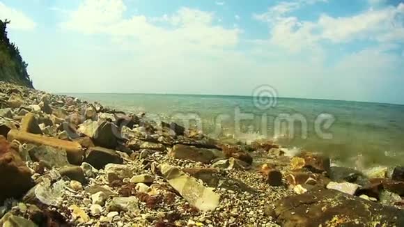 岩石海岸上的波浪从小到大到处都是石头视频的预览图