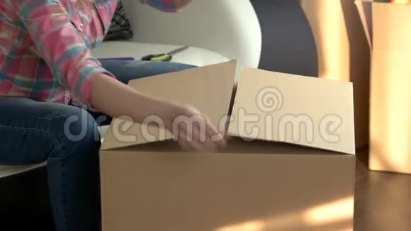 女人的包装盒视频的预览图