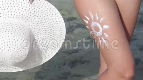 在女人的腿上贴着太阳霜视频的预览图