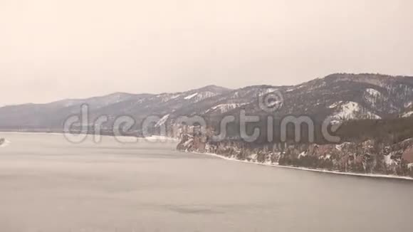 全景的山景和冰冻的河流冬天冷色调景观大自然视频的预览图
