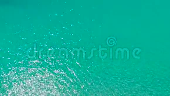 有光反射的蓝色海面的鸟瞰图透明绿松石海水表面俯视图视频的预览图