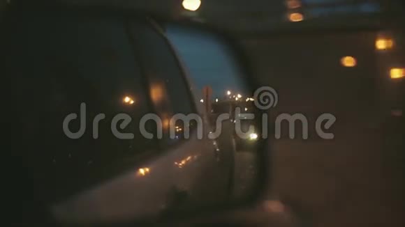 车镜里反光的动车堵车晚上好手电筒车内摄像头视频的预览图