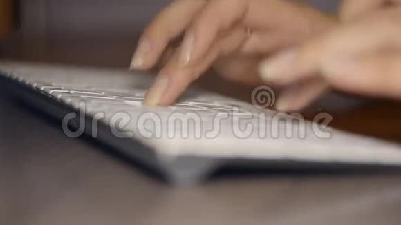 女人手在键盘上打字视频的预览图