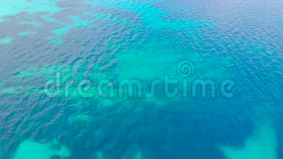 有光反射的蓝色海面的鸟瞰图透明绿松石海水表面俯视图视频的预览图