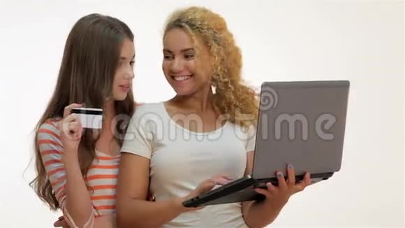 女孩购物狂在网上购物视频的预览图