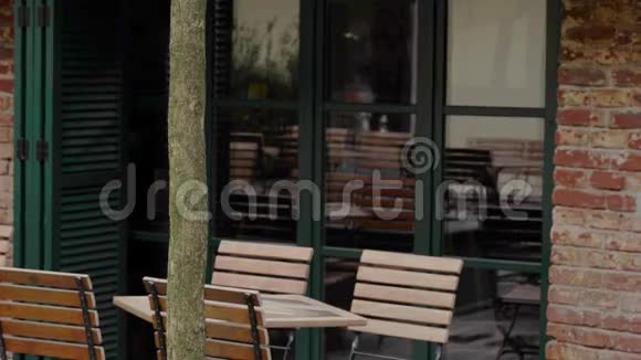有木制家具的街头咖啡馆视频的预览图