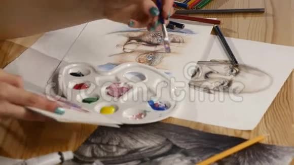 女艺术家用画笔在家中画艺术品视频的预览图