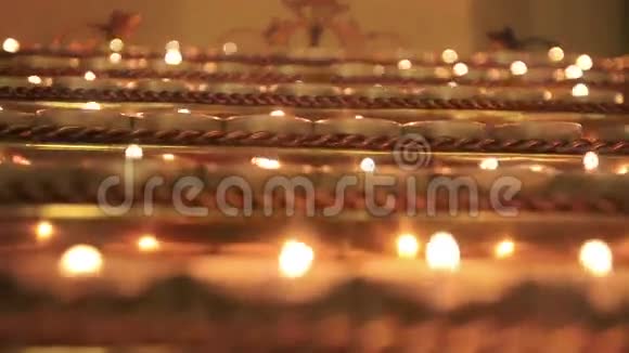 蜡烛架上的基督教祈祷蜡烛特写视频的预览图