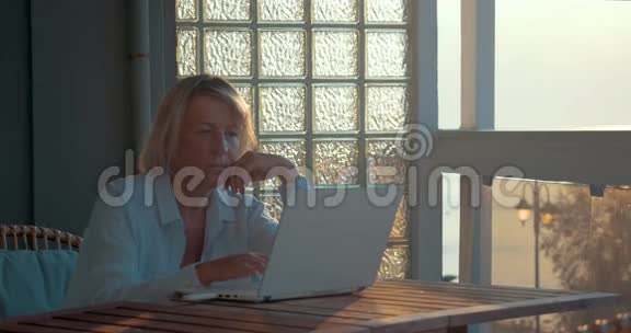 使用笔记本电脑和移动互联网设备的妇女视频的预览图
