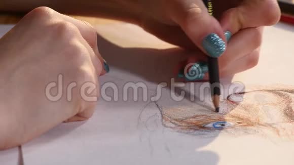 女孩艺术家用铅笔画手的细节视频的预览图