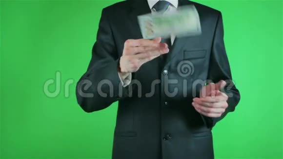 英俊的年轻人用铬钥匙赚钱视频的预览图