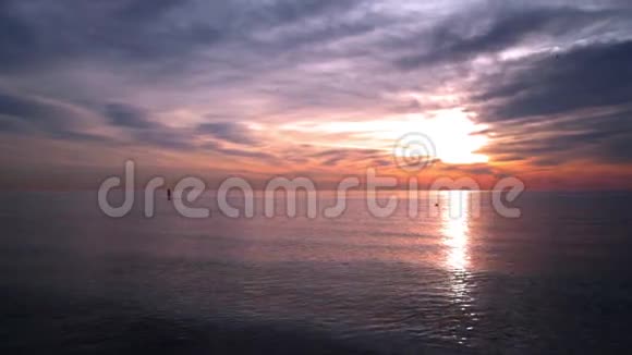 海洋日落日落海洋冲浪板上的人海水平静日落视频的预览图
