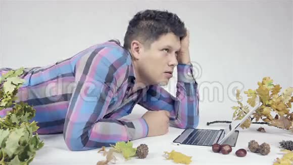 帅哥厌倦了在白色背景下使用平板电脑视频的预览图