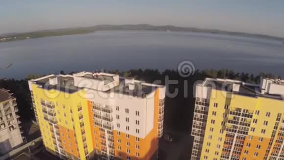 城市俯视图湖岸房屋城市住宅和湖泊航空视频的预览图