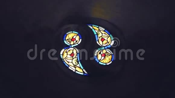 大教堂内美丽的景色窗户上五颜六色的彩色玻璃视频的预览图