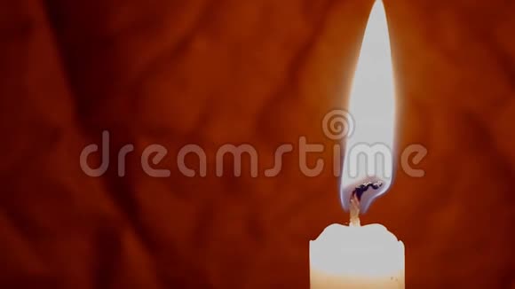 一支点燃的蜡烛点燃的蜡烛视频的预览图