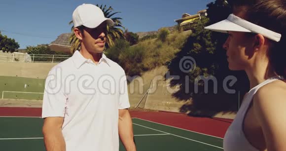 男女在晴天打网球视频的预览图