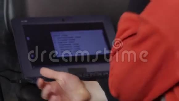靠近一个小男孩坐在地板上试图用电脑学习新一代和新技术概念视频的预览图