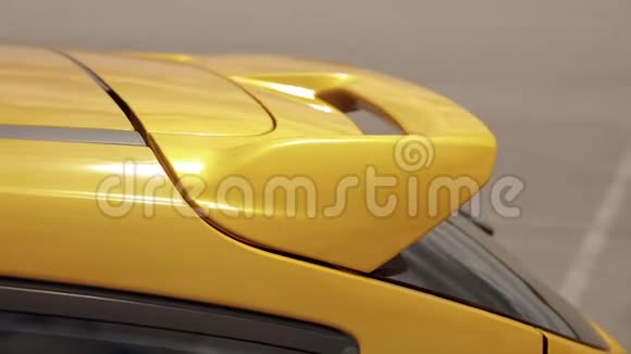 挂车运动黄橙车在停车场低调轮胎赛车漂流车视频的预览图