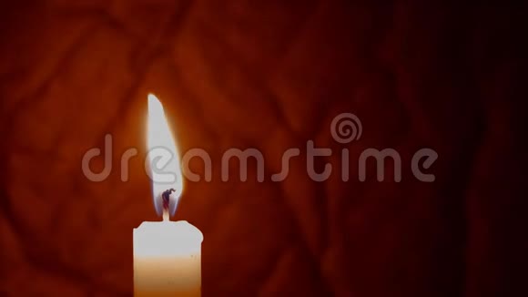 一支点燃的蜡烛点燃的蜡烛视频的预览图
