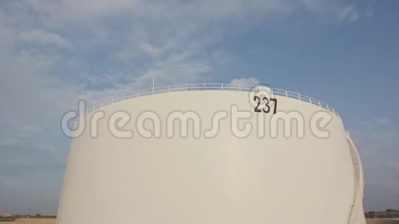 大型炼油厂的大型原油储罐视频的预览图
