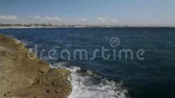 在岩石周围的小波浪上射击4k决议视频的预览图