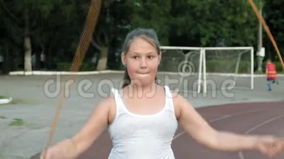 小胖女孩在体育场跳绳视频的预览图