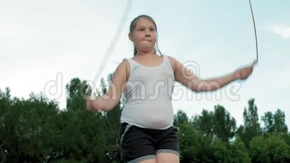 小胖女孩在体育场跳绳视频的预览图