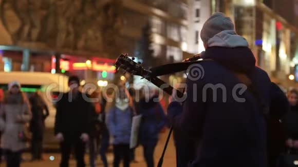 街头音乐家在拥挤的地方演奏街头音乐家在拥挤的地方演奏背景模糊视频的预览图