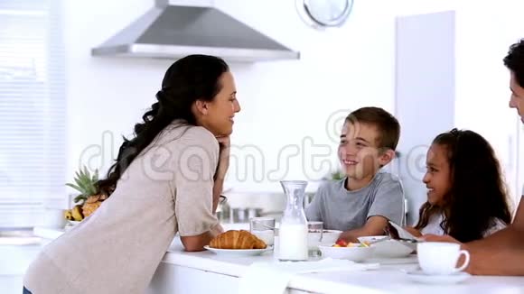 妈妈和孩子们在家吃早餐视频的预览图