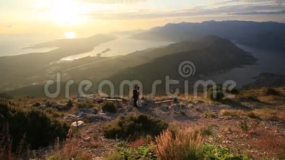 黑山洛文山上的一个长凳上的女孩科托尔湾Vi号视频的预览图