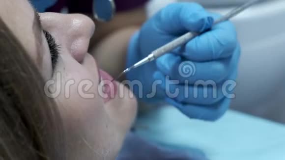 每年去看牙医做清洁的女人视频的预览图