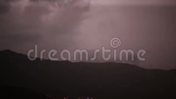 黑山山脉上空的闪电视频的预览图