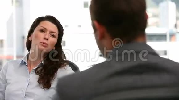 女人在和他的同事争论视频的预览图
