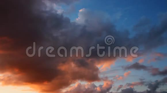 日落的天空粉红色和灰色的云视频的预览图