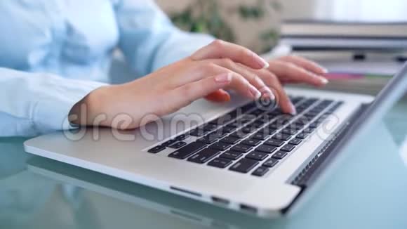 女办公室工作人员在键盘上打字工作时要交税视频的预览图