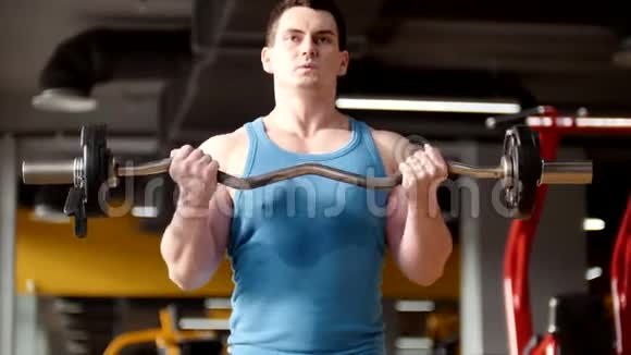 健身运动中的健美肌肉男在镜子附近训练二头肌视频的预览图