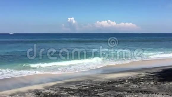 印度尼西亚隆博克的黑沙滩视频的预览图