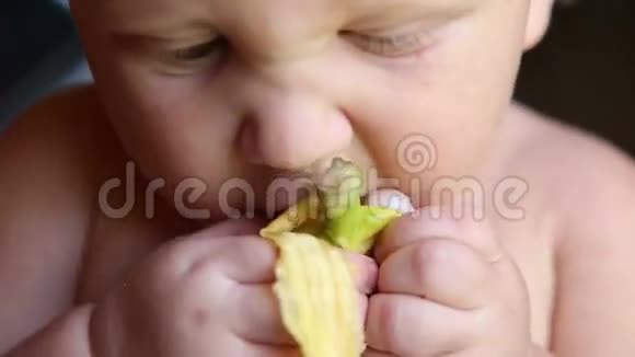 小孩吃带皮的香蕉视频的预览图