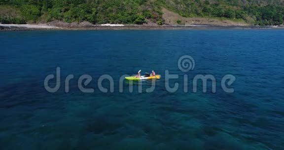 夏季白天在绿松石海中进行双人皮划艇的空中拍摄视频的预览图