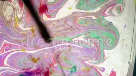 墨水在水里彩色墨水在水中反应形成抽象的云层可用作转换视频的预览图