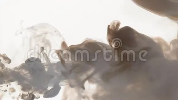 一股灰褐色的浓烟从左移形成漩涡充满右边的空间清晰的背景是渐进的视频的预览图