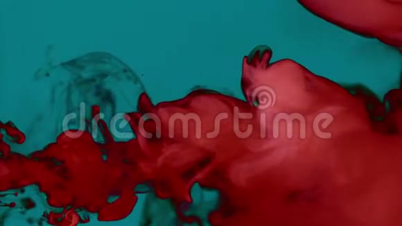 明亮的红色烟雾在一个黑暗的绿松石背景从左边移动创造优雅的蜗壳填补空间在右边视频的预览图