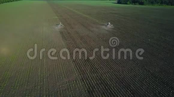 两辆拖拉机在田间播种视频的预览图