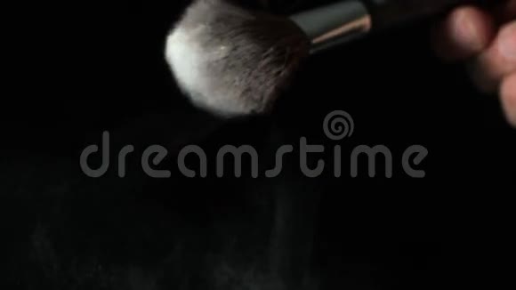 粉末从化妆刷中分散视频的预览图