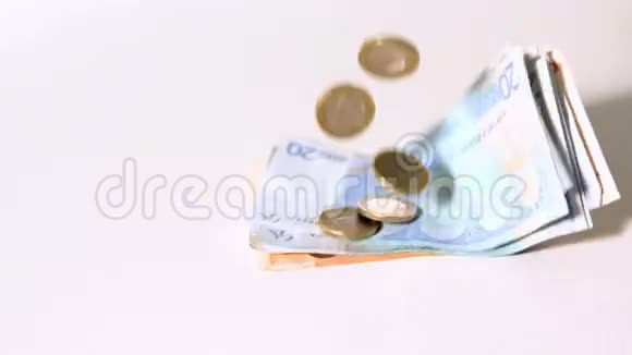欧元硬币和纸币掉落视频的预览图